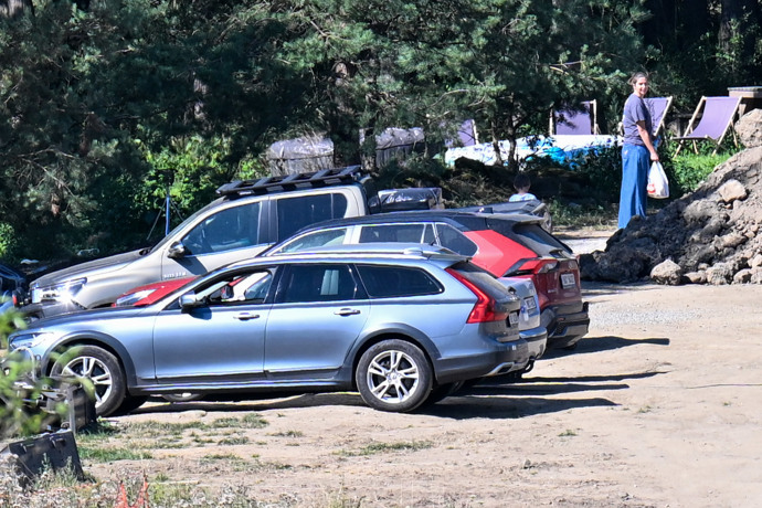 FOTO: Radana s taškou sledovala dění na pozemku, kde parkuje i několik rodinných vozů. – stránka 7