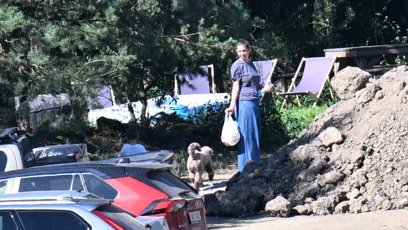 FOTO: Radana v ležérním outfitu s taškou v ruce a synem Hubertem v zádech.