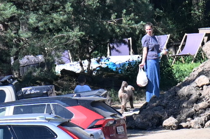 FOTO: Radana Kotková s nákupem, Hubertem a pejskem. – stránka 6