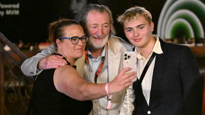 FOTO: Bolek Polívka se fotí s fanoušky.