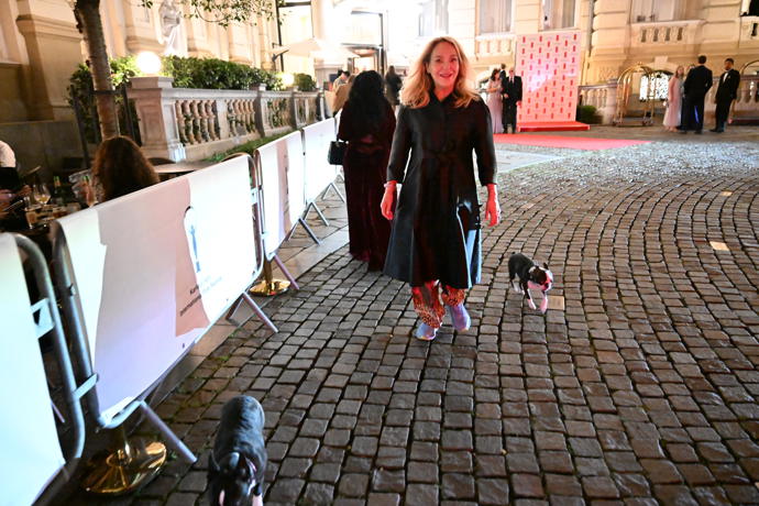 FOTO: Dagmar Havlová vyrazila na večerní procházku s pejsky. – stránka 13
