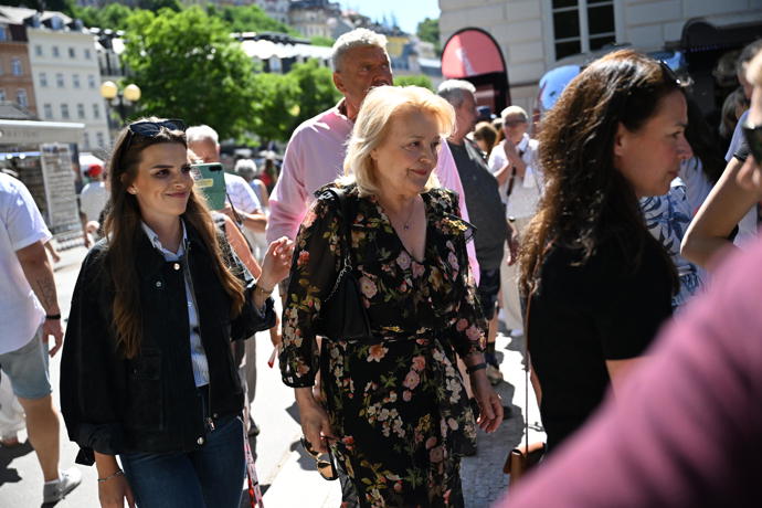 FOTO: Herečka Magda Vašáryová ve Varech. – stránka 21