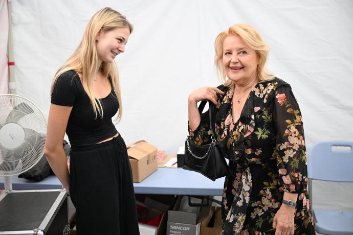 FOTO: Herečka Magda Vašáryová ve Varech. – stránka 41