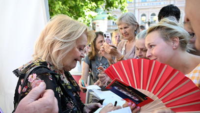 FOTO: Herečka Magda Vašáryová se podepisovala fanouškům.