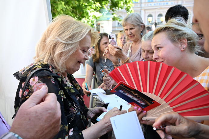 FOTO: Herečka Magda Vašáryová se podepisovala fanouškům. – stránka 40