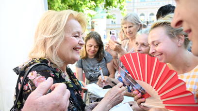 FOTO: Herečka Magda Vašáryová se podepisovala fanouškům.
