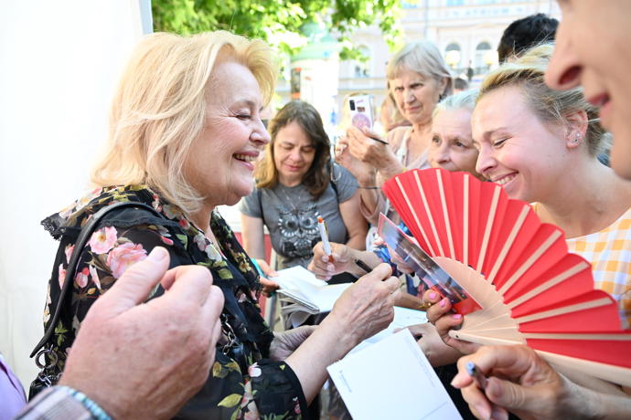 FOTO: Herečka Magda Vašáryová se podepisovala fanouškům. – stránka 39