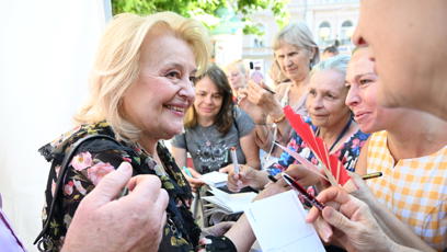 FOTO: Herečka Magda Vašáryová se podepisovala fanouškům.