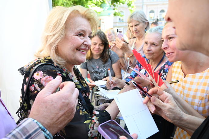 FOTO: Herečka Magda Vašáryová se podepisovala fanouškům. – stránka 38