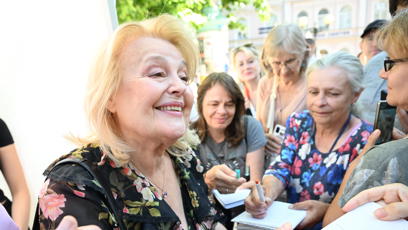 FOTO: Herečka Magda Vašáryová se podepisovala fanouškům.