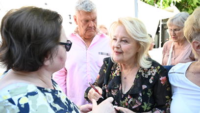 FOTO: Herečka Magda Vašáryová se podepisovala fanouškům.