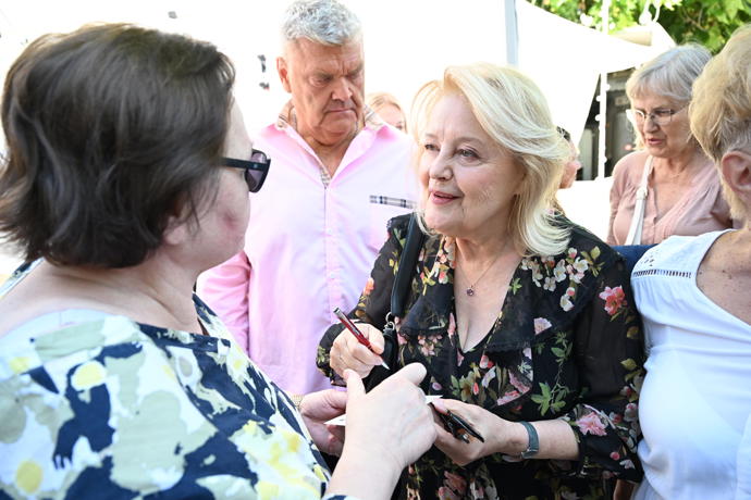 FOTO: Herečka Magda Vašáryová se podepisovala fanouškům. – stránka 35