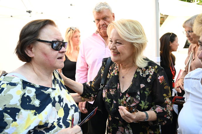 FOTO: Herečka Magda Vašáryová se podepisovala fanouškům. – stránka 34