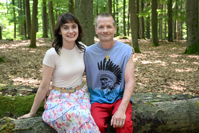 FOTO: Sarah haváčová a Matěj Hádek natáčení seriálu My nejsme sekta. – stránka 4