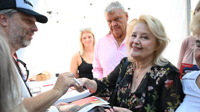 FOTO: Herečka Magda Vašáryová se podepisovala fanouškům.
