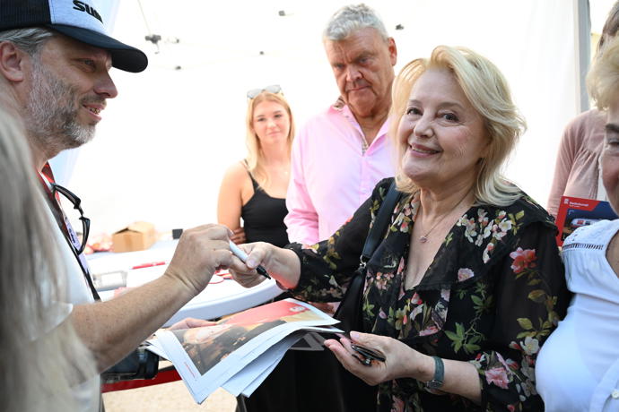 FOTO: Herečka Magda Vašáryová se podepisovala fanouškům. – stránka 33