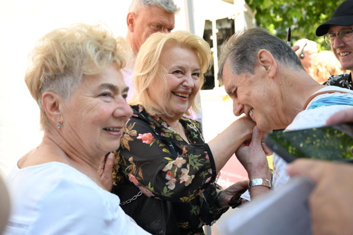 FOTO: Herečka Magda Vašáryová ve Varech. – stránka 32