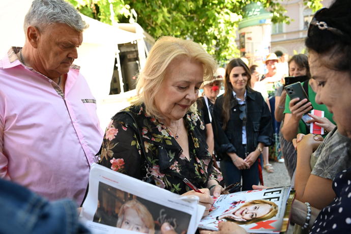FOTO: Herečka Magda Vašáryová se podepisovala fanouškům. – stránka 31