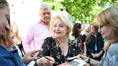 FOTO: Herečka Magda Vašáryová se podepisovala fanouškům.