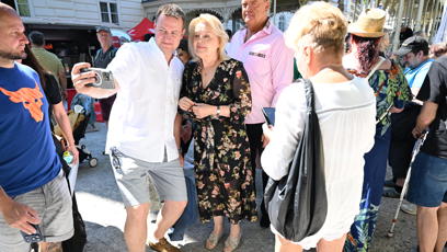 FOTO: Herečka Magda Vašáryová se s fanoušky fotila.