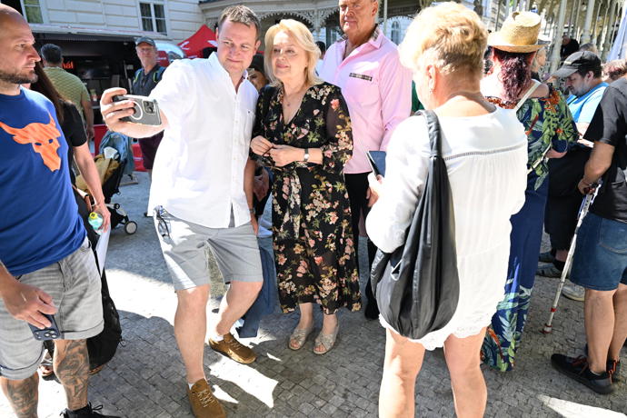 FOTO: Herečka Magda Vašáryová se s fanoušky fotila. – stránka 29