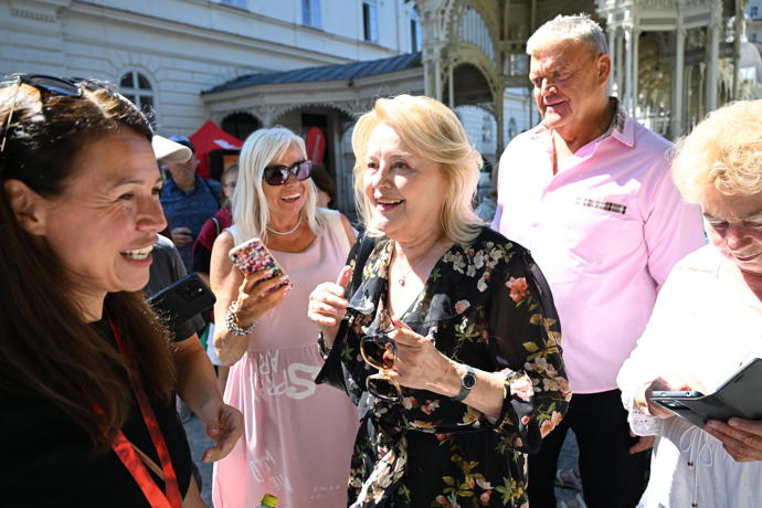 FOTO: Herečka Magda Vašáryová ve Varech. – stránka 28