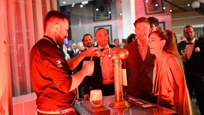 FOTO: Eva Decroix si hend skočila pro pivo.