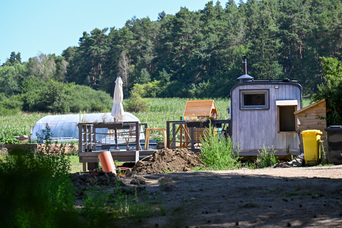 FOTO: Zahrádka a maringotka, ve které rodina trávila první měsíce. – stránka 14
