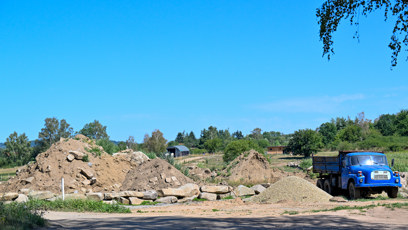 FOTO: Ikonická modrá V3S pomáhá navážet štěrk a materiál na masivní terénní úpravy.