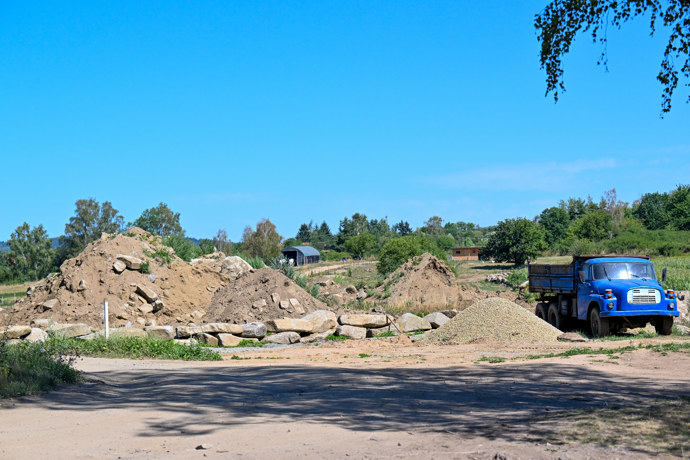 FOTO: Ikonická modrá V3S pomáhá navážet štěrk a materiál na masivní terénní úpravy. – stránka 3