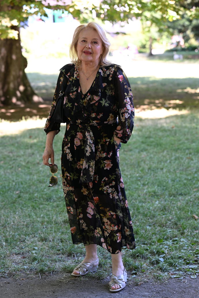 FOTO: Herečka Magda Vašáryová ve Varech. – stránka 26