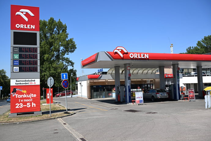 FOTO: Na Orlenu řidiči za litr nafty zaplatí 44,90 Kč, benzin Natural 95 vyjde na 43,40 Kč. – stránka 16