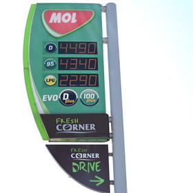 Totem sítě MOL ukazuje stejnou cenovku: 44,90 Kč za diesel a 43,40 Kč za benzin.