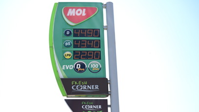 FOTO: Totem sítě MOL ukazuje stejnou cenovku: 44,90 Kč za diesel a 43,40 Kč za benzin.
