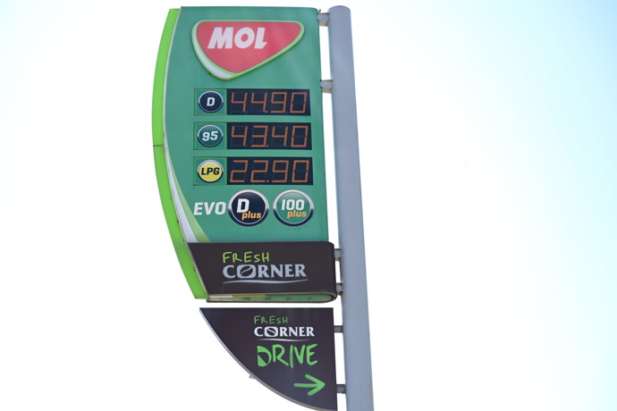 FOTO: Totem sítě MOL ukazuje stejnou cenovku: 44,90 Kč za diesel a 43,40 Kč za benzin. – stránka 15