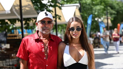 FOTO: Zamilovaný pár na karlovarském korzu ochotně zapózoval fotografům eXtra.cz.
