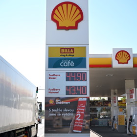 Také na Shellu se ceny drží na vysoké úrovni – nafta stojí 44,90 Kč/l a benzin 43,40 Kč/l.
