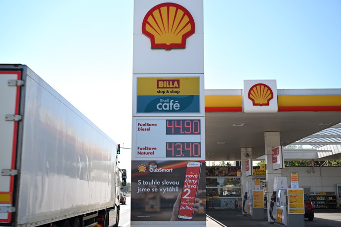FOTO: Také na Shellu se ceny drží na vysoké úrovni – nafta stojí 44,90 Kč/l a benzin 43,40 Kč/l. – stránka 14