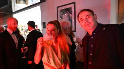 FOTO: Eva Decroix se napila piva.