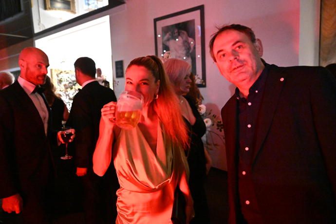 FOTO: Eva Decroix se napila piva. – stránka 10