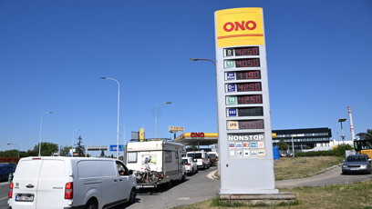 FOTO: U nízkonákladové sítě ONO se tvoří kolony: Nafta tu stojí 42,50 Kč a benzin 40,50 Kč za litr.