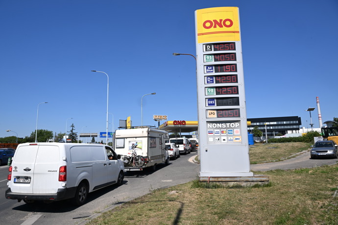 FOTO: U nízkonákladové sítě ONO se tvoří kolony: Nafta tu stojí 42,50 Kč a benzin 40,50 Kč za litr. – stránka 13
