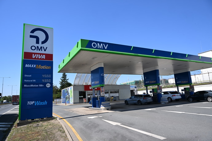 FOTO: Pumpa OMV nabízí naftu za 45,50 Kč a benzin za 43,50 Kč za litr. – stránka 3