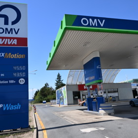 Na čerpací stanici OMV šroubují prémiové ceny vysoko, nafta tu stojí 45,50 Kč a benzin 43,50 Kč.