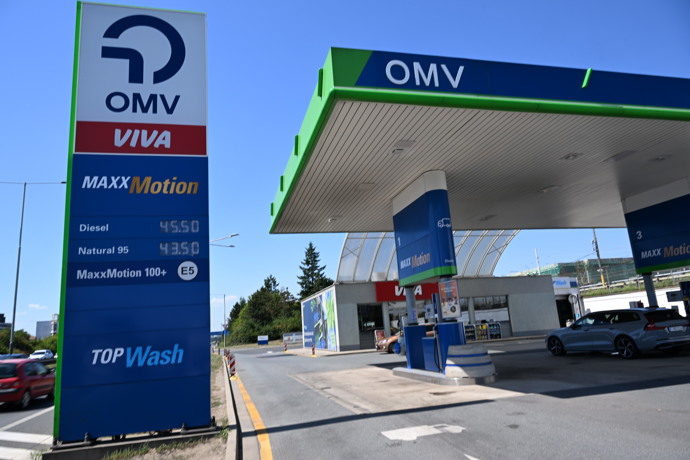 FOTO: Na čerpací stanici OMV šroubují prémiové ceny vysoko, nafta tu stojí 45,50 Kč a benzin 43,50 Kč. – stránka 12