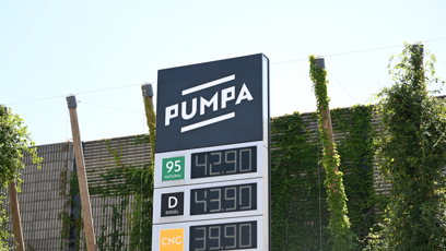 FOTO: Totem Babišovy stanice Pumpa ukazuje Natural 95 za 42,90 Kč a diesel za 43,90 Kč.