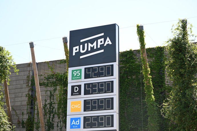 FOTO: Totem Babišovy stanice Pumpa ukazuje Natural 95 za 42,90 Kč a diesel za 43,90 Kč. – stránka 1