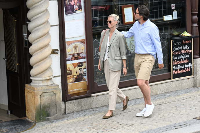 FOTO: Manželé Hejlíkovi si užívají romantické procházky po Varech. – stránka 773