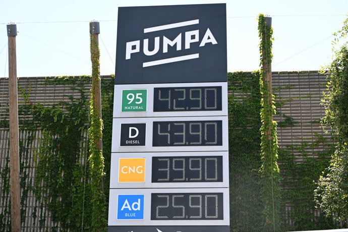 FOTO: Babišova síť Pumpa: Za litr nafty řidiči zaplatí 43,90 Kč, benzin Natural 95 vyjde na 42,90 Kč. – stránka 11
