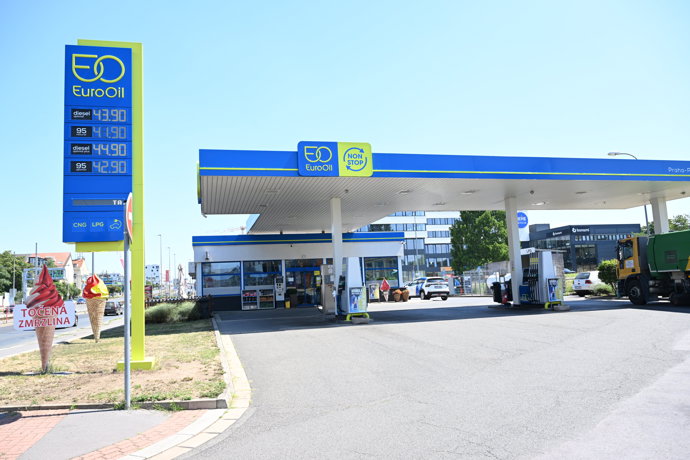 FOTO: Na stanici EuroOil stojí běžná nafta 43,90 Kč a benzin Natural 95 vychází na 42,90 Kč. – stránka 10